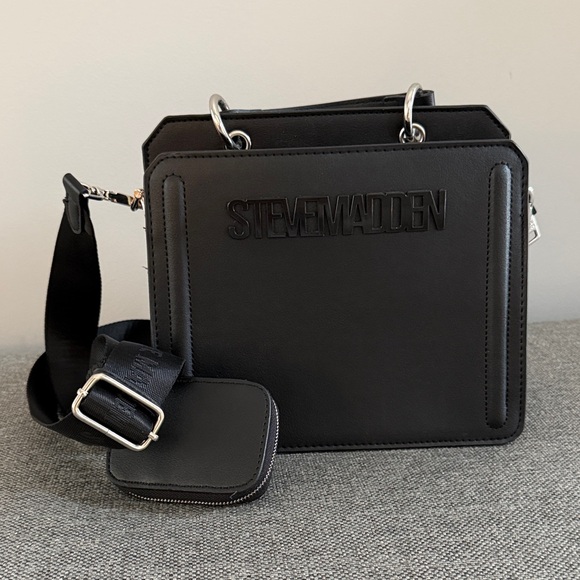 Steve Madden Handbags - Steve Madden Sleek Black Messenger Bag